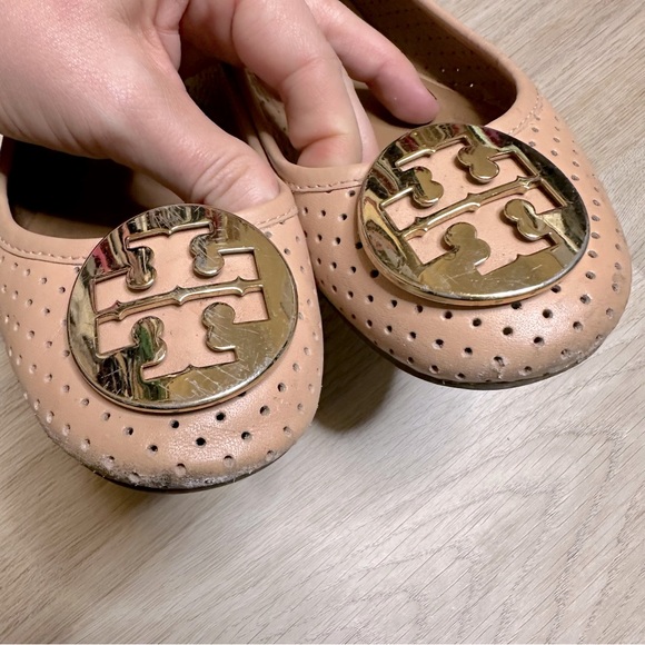 Tory Burch Reva Perforated Leather Nude Pink Gold Metal Logo Ballet Flats US 7 - Picture 2 of 7